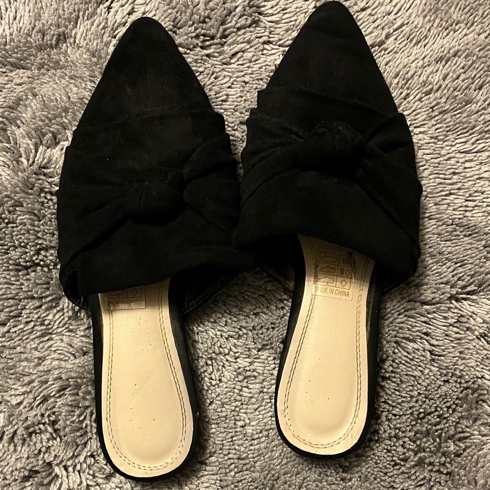 Elegant Black Suede Mules with Knot Detail - Picture 2 of 8